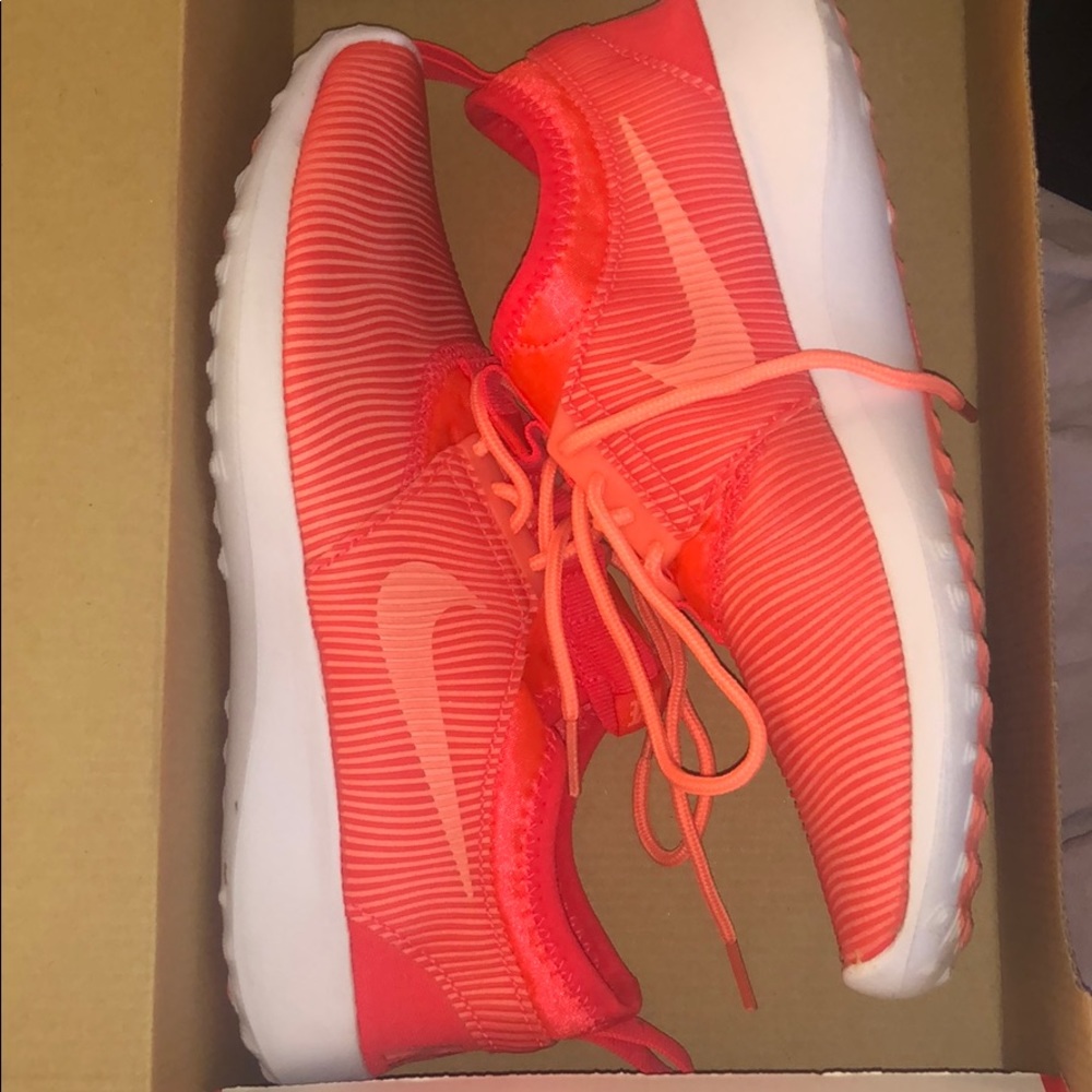 NIKE BRAND NEW 6.5 WOMENS JUVENATE SM